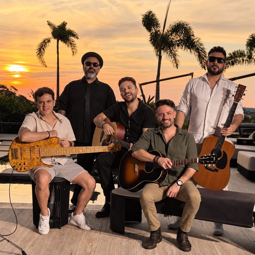 Os músicos da VELT reunidos com seus instrumentos em um terraço ao pôr do sol